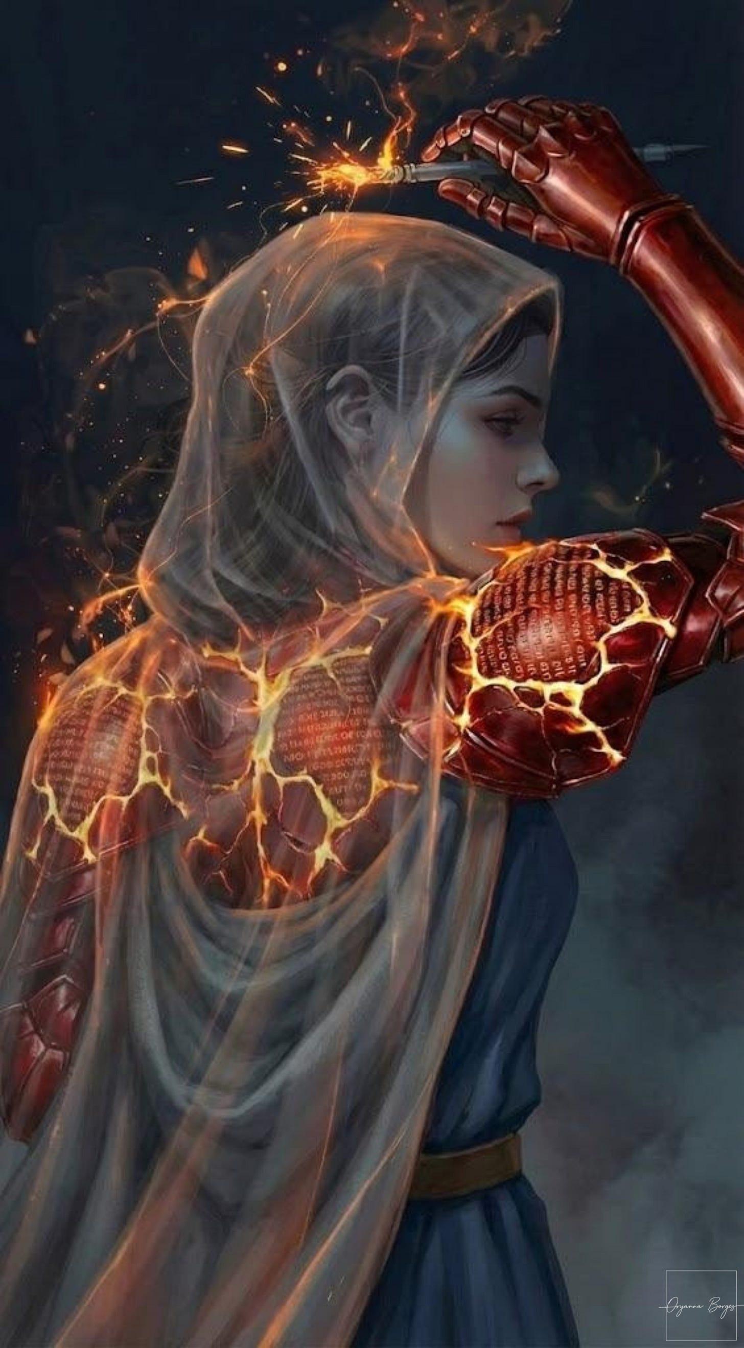 Ilustração digital em estilo pintura a óleo detalhada, num plano fechado (close-up). Mostra Perséfone, uma mulher de pele clara e cabelos negros ondulados, olhando fixamente para a frente com expressão intensa. Ela veste uma túnica azul escura e uma capa de tecido cinza translúcido que cobre parte de suas costas e cabeça como um capuz. O foco está em sua armadura: um "Espaldar" (ombreira) feito de rocha escura fraturada, de onde emana uma luz intensa de lava dourada e vermelha, formando frases e palavras brilhantes nas rachaduras. A luz da armadura transparece através do tecido fino da capa. Sua mão direita está levantada, vestindo uma manopla (luva de metal) vermelha completa e articulada, segurando um estilete de escrita que solta faíscas de fogo, como se ela estivesse escrevendo no próprio ar. Fundo escuro e onírico.
