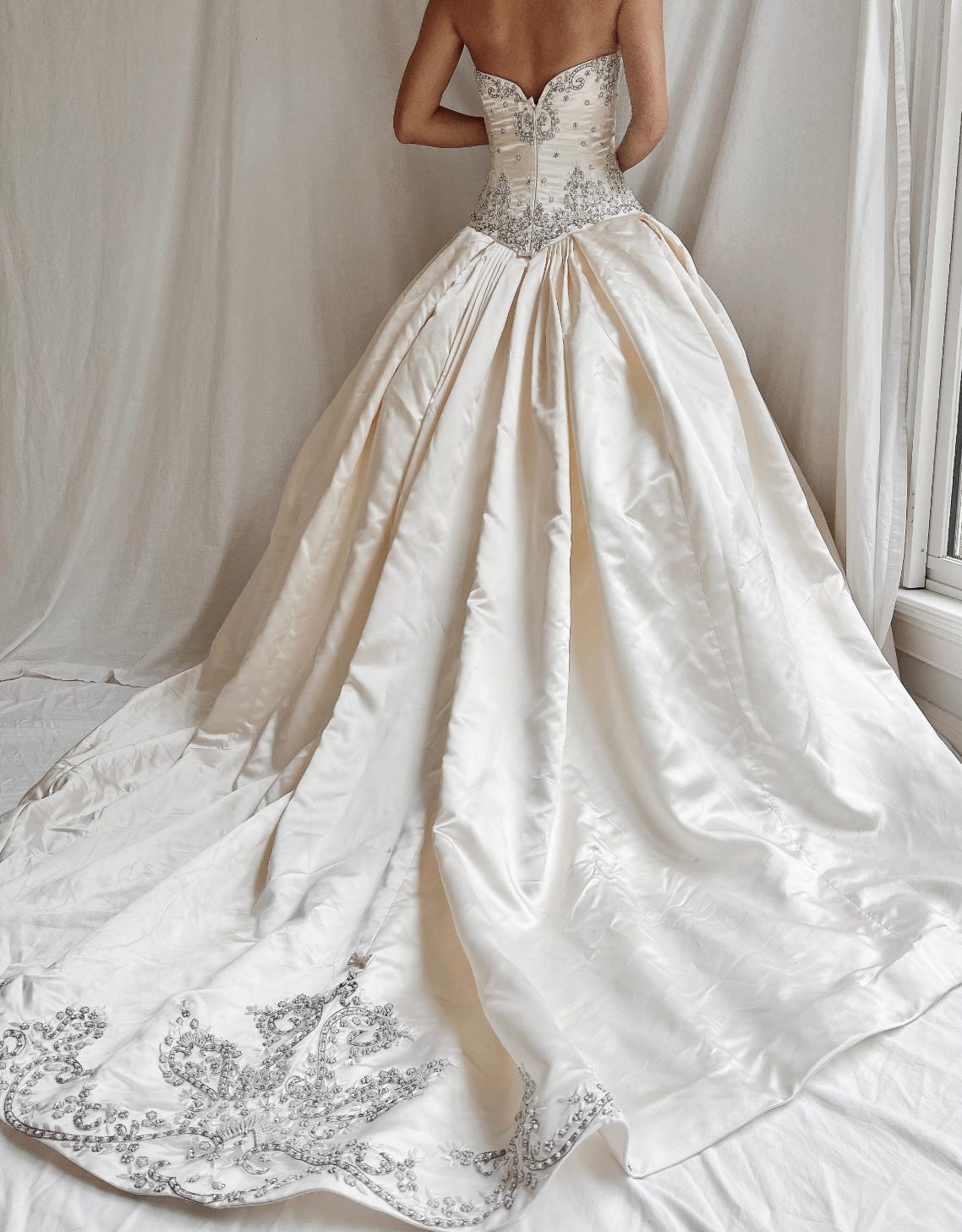 Should You Buy a Secondhand Wedding Dress? Should You Buy a Secondhand Wedding Dress?