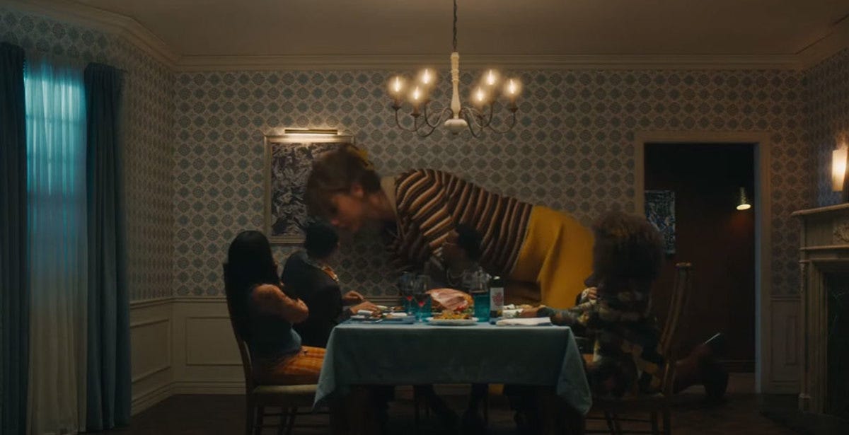 Taylor Swift gigante no clipe de Anti-Hero