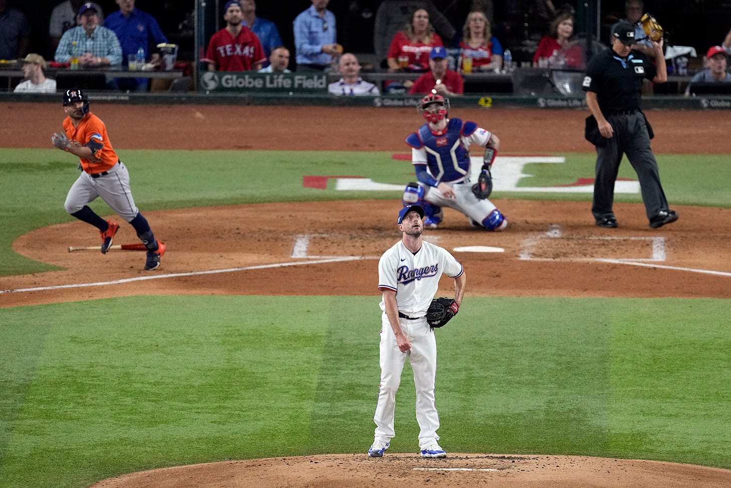 Max Scherzer turns around and watches a Jose Altuve home run ball fly out of the park 