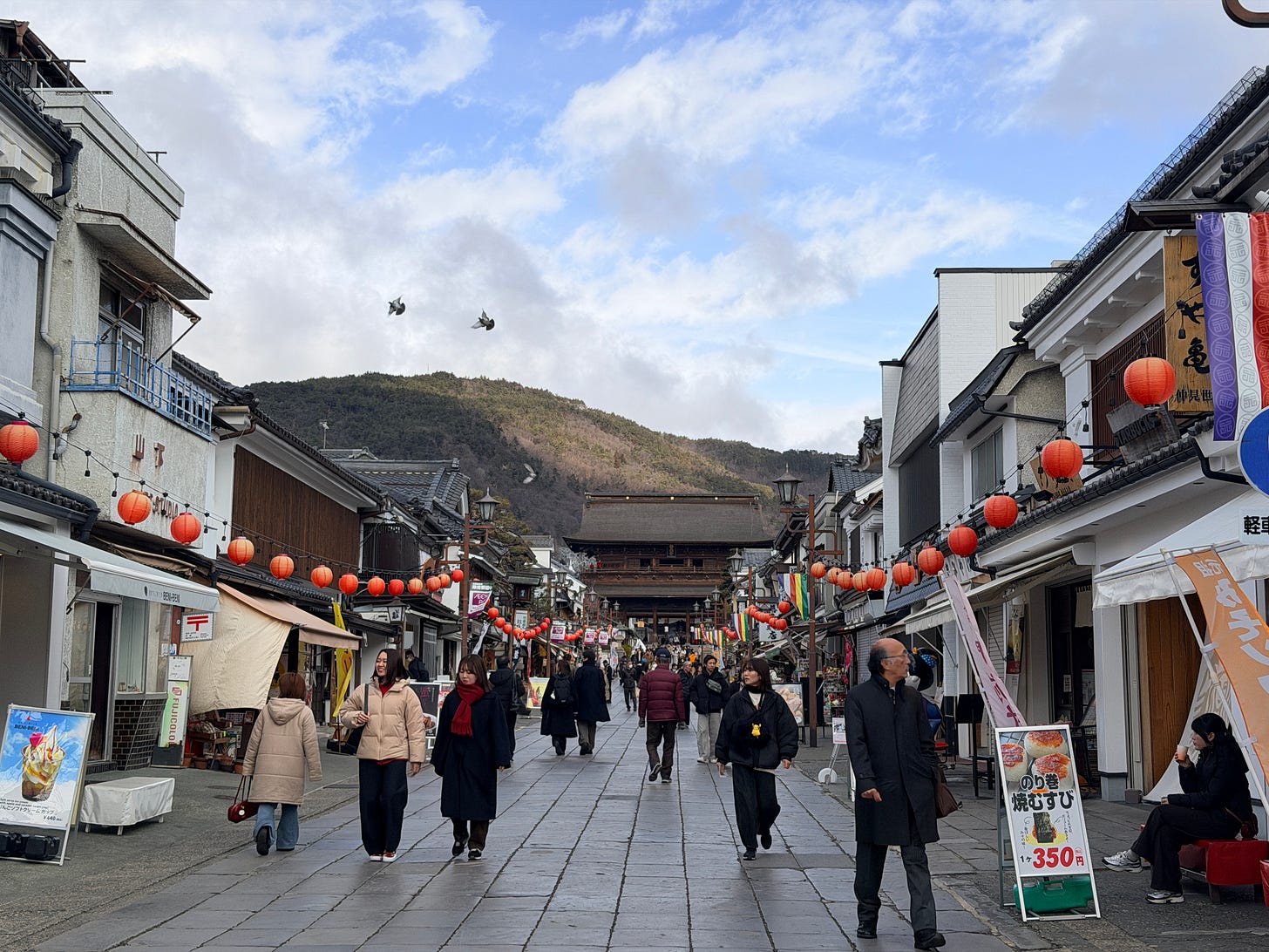 Namikase Street in front of Zenkoji is filled with lanterns, stores, and peopple.