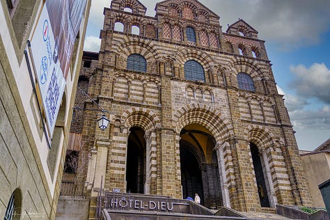 From the cathedral to the statue