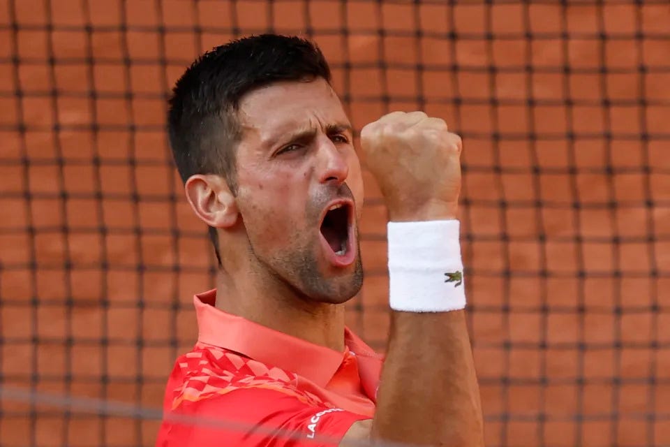 Novak Djokovic, de Serbia, celebra despu&#xe9;s de ganar su partido de cuartos de final en el Abierto de Francia en contra del ruso Karen Khachanov en cuatro sets, 4-6, 7-6 (7-0), 6-2, 6-4, en el estadio de Roland Garros, en Par&#xed;s, el martes 6 de junio de 2023. (AP Foto/Jean-Francois Badias)