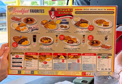 Enseigne jaune et noire d’un restaurant Waffle House sous un ciel bleu. Gaufre aux pépites de chocolat dans une assiette Waffle House, avec une dosette de beurre fouetté. Set de table servant de menu Waffle House, rubrique « Breakfast Favorites », avec photos des plats et des prix.