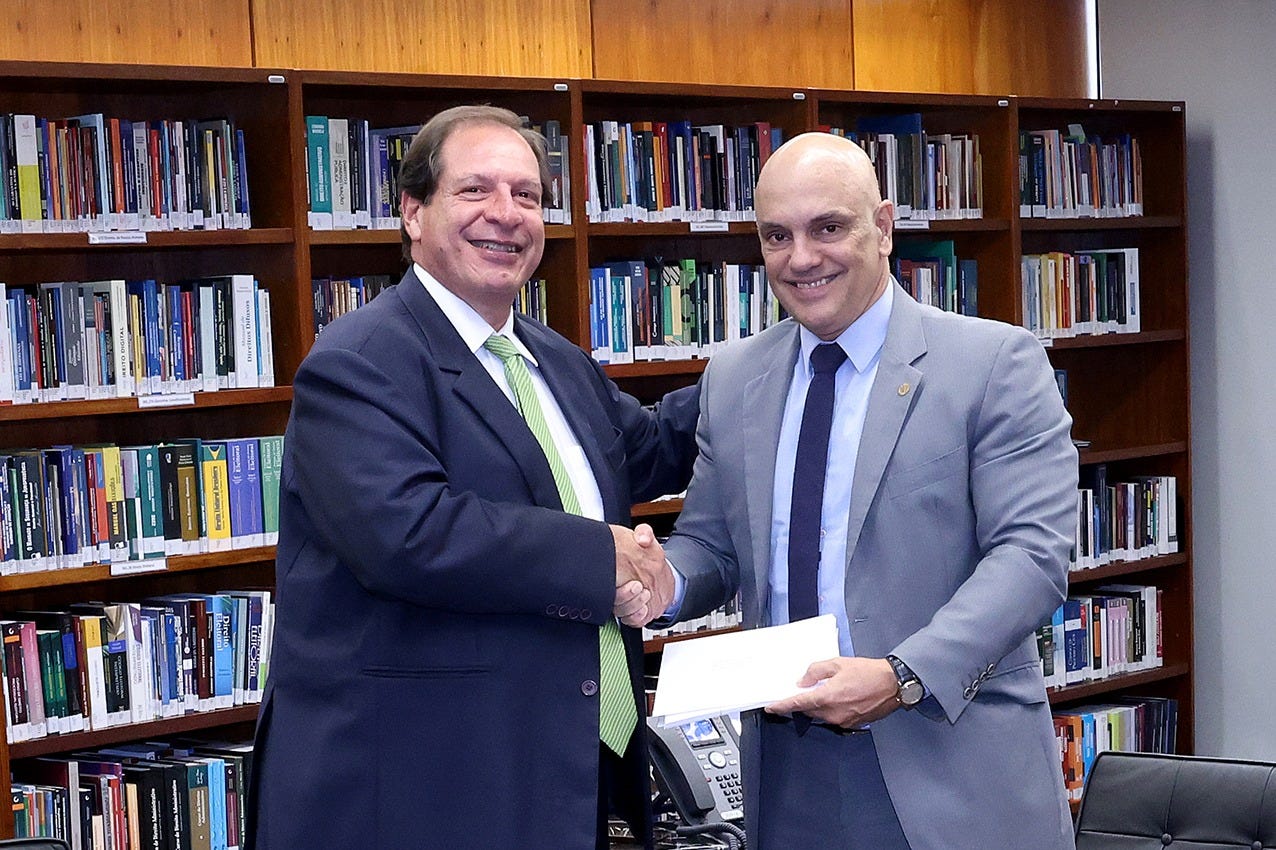 Ministro Alexandre de Moraes recebe convite para a posse da nova direção do STJ Ministro Alexandre de Moraes recebe convite para a posse da nova direção do STJ