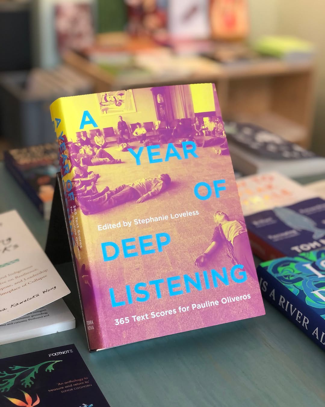 A Year of Deep Listening. 365 Text Scores for Pauline Oliveros, Edited by Stephanie Loveless, Terra Nova Press, 2025 [Zabriskie – Buchladen für Kultur und Natur]