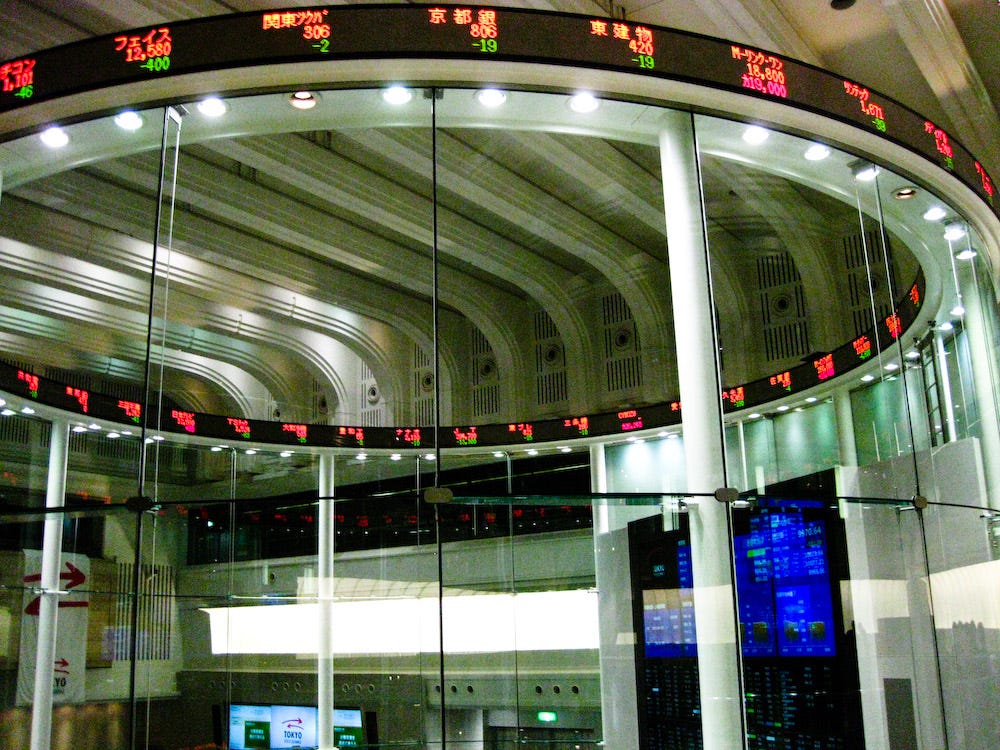 Photo: ehnmark / Wikimedia Commons (CC BY 2.0) Tokyo Stock Exchange's so-called Market Center. The real stock trading floor closed in 1999. In its place is now just a glass cylinder, a few screens and a silly ticker—something for clueless journalists to shoot when reporting on Japan's economy and