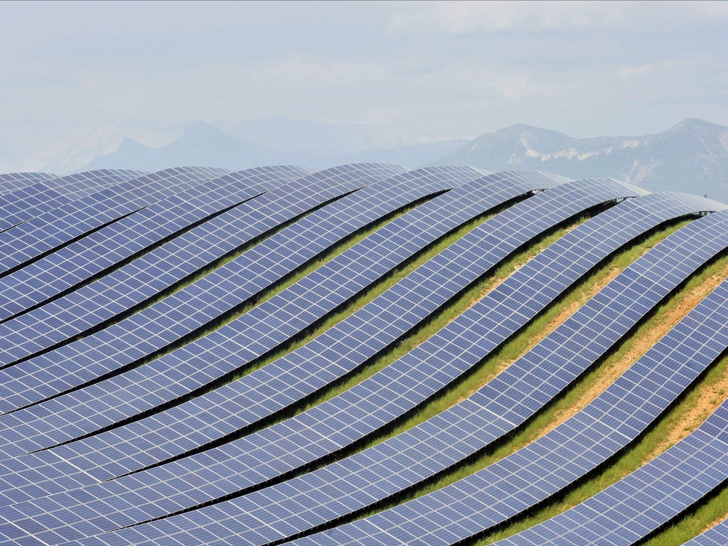 Esteso per oltre 15 ettari sull'altopiano di Les Mees nell'alta Provenza, questo parco fotovoltaico può generare 18.2 MW di potenza e produrre 26 milioni di kWh di energia, sufficienti a soddisfare i bisogni di 8000 famiglie. Credits: Boris Horvat/AFP/Getty Images. Esteso per oltre 15 ettari sull'altopiano di Les Mees nell'alta Provenza, questo parco fotovoltaico può generare 18.2 MW di potenza e produrre 26 milioni di kWh di energia, sufficienti a soddisfare i bisogni di 8000 famiglie. Credits: Boris Horvat/AFP/Getty Images.