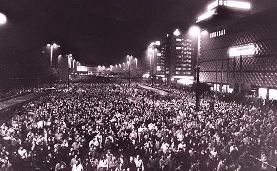 插图说明:1989年10月9日晚,东德第二大城市莱比锡市约有70,000名市民不畏恐惧和暴力镇压,在市中心环路上举行大规模游行示威。整整一个月后的11月9日,柏林墙轰然倒塌。(图片来源于网络。Photographer unknown. Credit reserved to the photographer.) 插图说明:1989年10月9日晚,东德第二大城市莱比锡市约有70,000名市民不畏恐惧和暴力镇压,在市中心环路上举行大规模游行示威。整整一个月后的11月9日,柏林墙轰然倒塌。(图片来源于网络。Photographer unknown. Credit reserved to the photographer.)