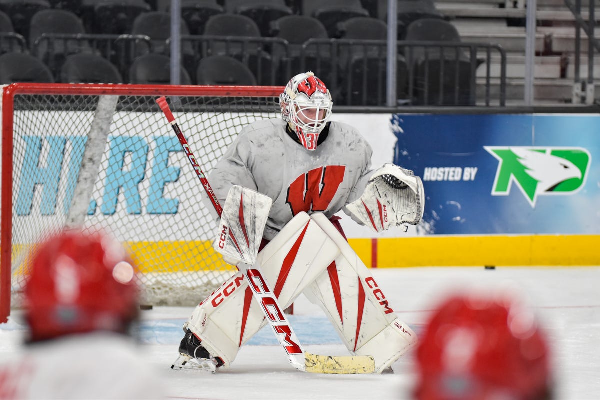 Wisconsin goalie stares down player during shootout