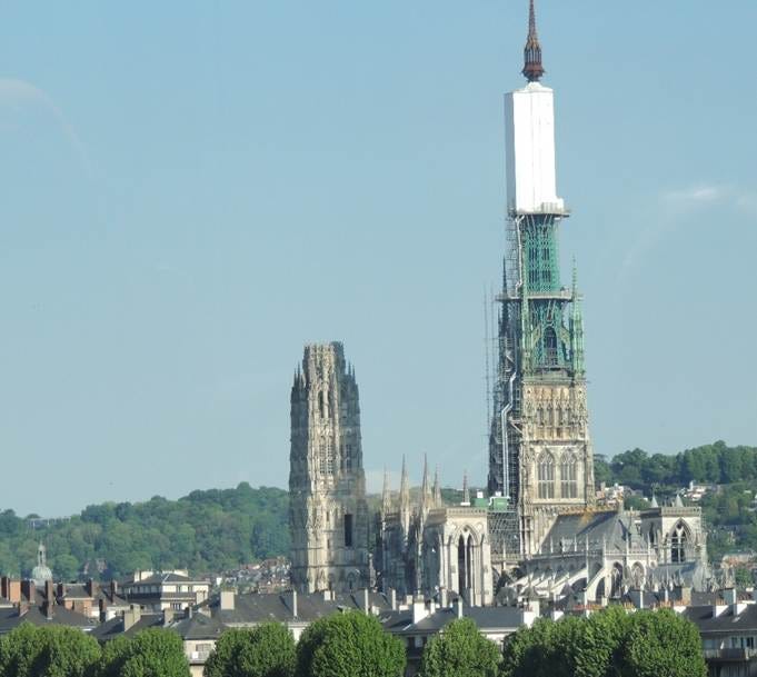 A tall building with a tower

AI-generated content may be incorrect.