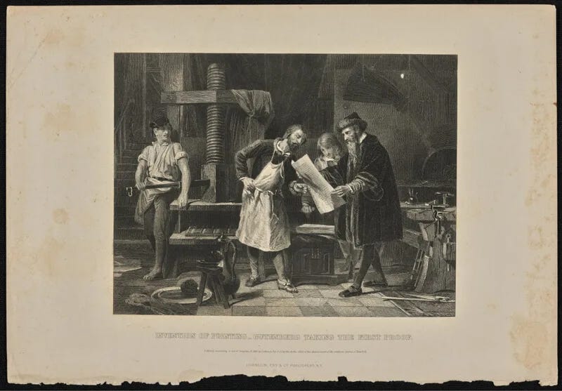 Gutenberg y otros tres hombres trabajan alrededor de una imprenta mientras observan una de las primeras hojas recién impresas
