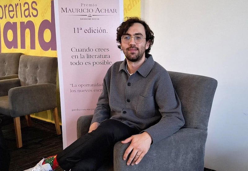 Emiliano Pérez recibe el premio Mauricio Achar por novela 'Demasiado al  norte' – La Crónica de Hoy
