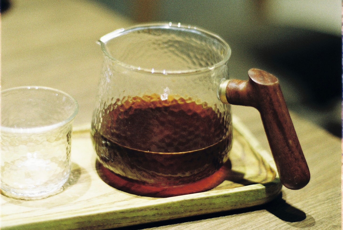 Hình minh họa không gian quán cà phê vắng khách