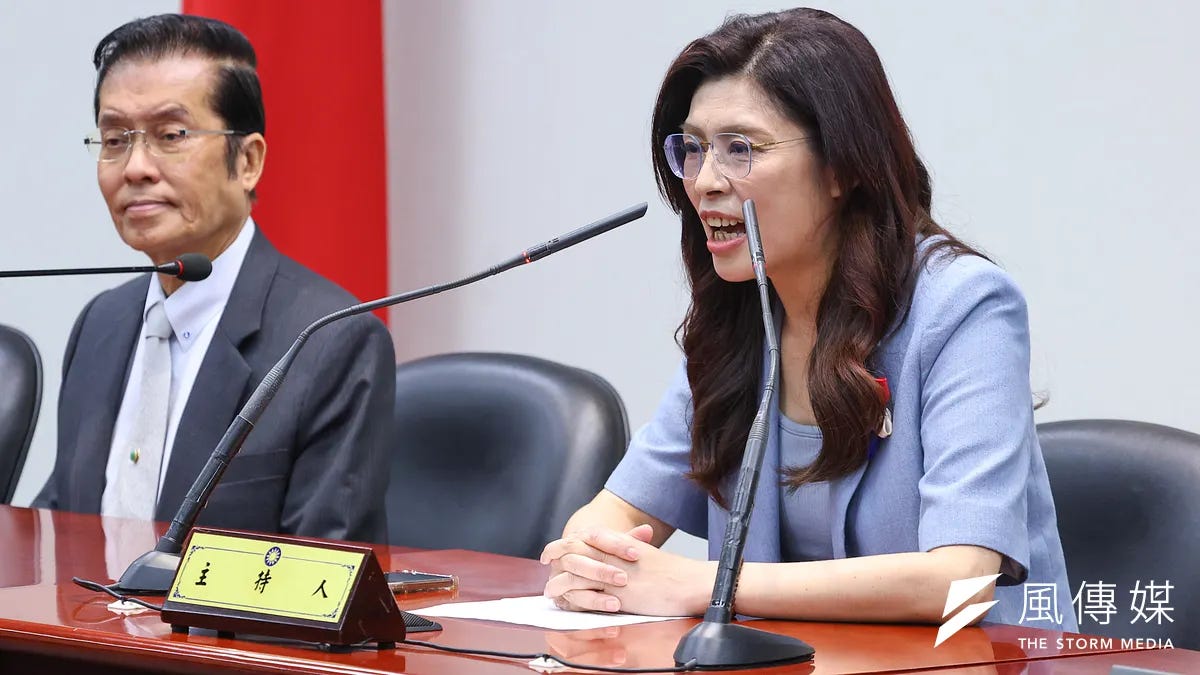 國民黨主席鄭麗文30日親自召開記者會宣布將率團訪問大陸記者會，張榮恭（左）作為「鄭習會」重要推手也陪同在旁。（顏麟宇攝）