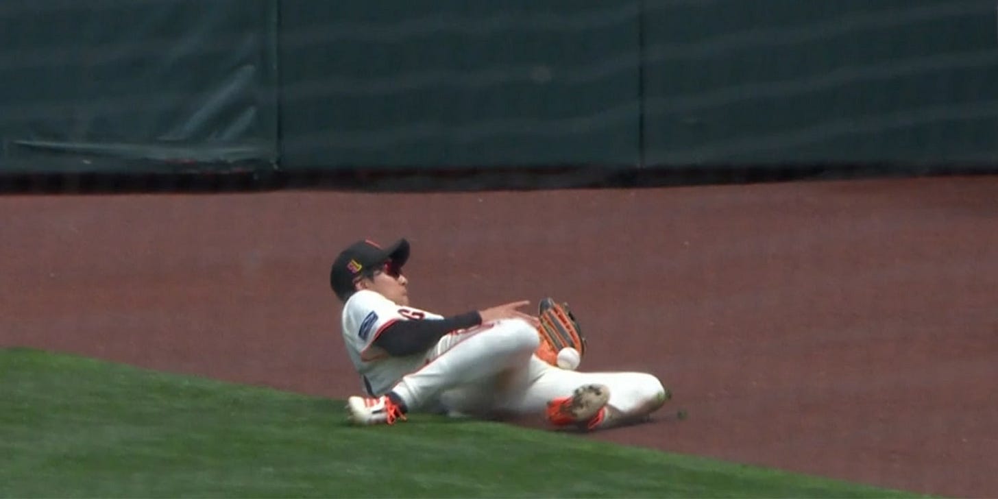 Jung Hoo Lee makes catch with his knees