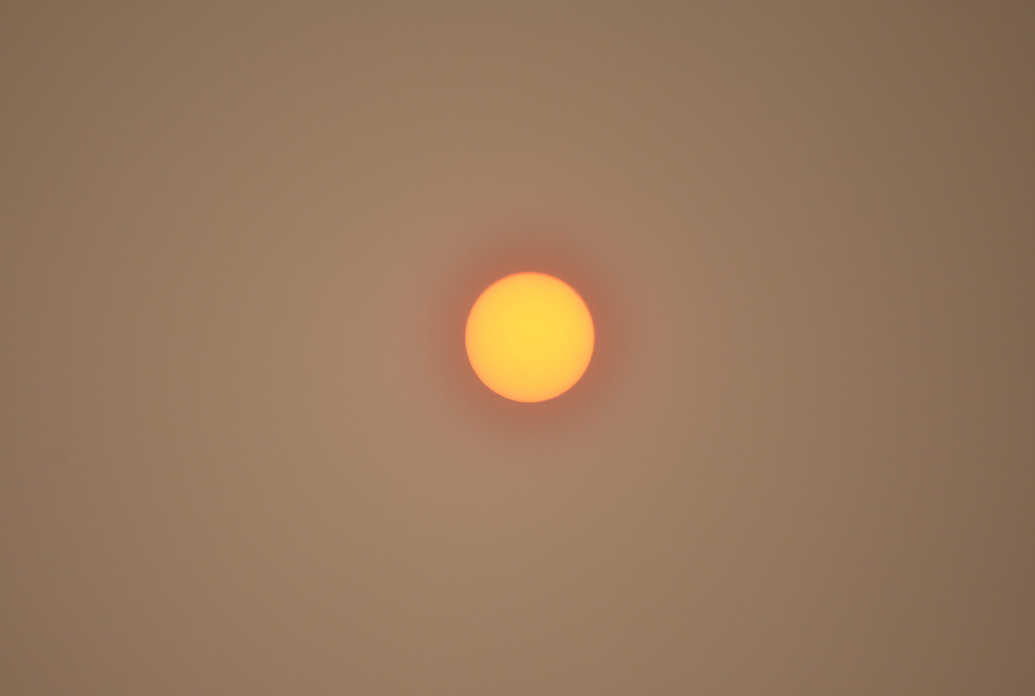 Is it safe to look at the sun when it's obscured by smoke? | Globalnews.ca