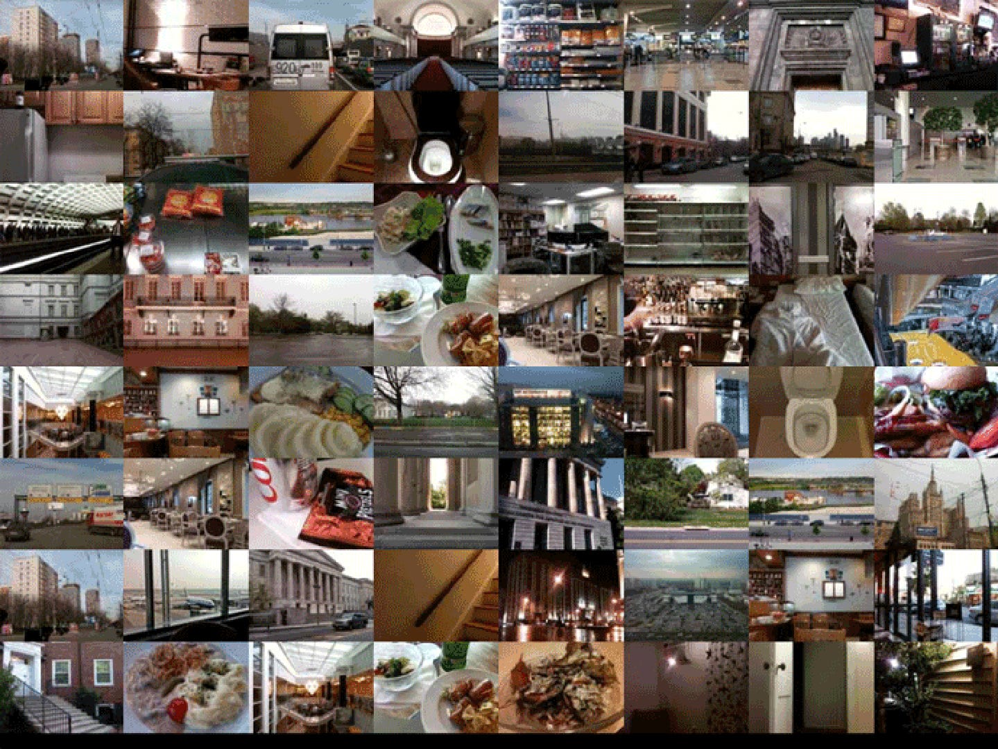 Una complessa griglia composta da decine di piccole immagini quadrate (fotomosaico). Ogni riquadro mostra scene diverse della vita quotidiana, spazi pubblici o privati, e oggetti, in una varietà di ambientazioni interne ed esterne. Si possono riconoscere scorci urbani, interni di case e uffici, cibo e primi piani di oggetti, creando un collage visivo che suggerisce un flusso continuo di momenti o un tracciamento della vita quotidiana. Una complessa griglia composta da decine di piccole immagini quadrate (fotomosaico). Ogni riquadro mostra scene diverse della vita quotidiana, spazi pubblici o privati, e oggetti, in una varietà di ambientazioni interne ed esterne. Si possono riconoscere scorci urbani, interni di case e uffici, cibo e primi piani di oggetti, creando un collage visivo che suggerisce un flusso continuo di momenti o un tracciamento della vita quotidiana.