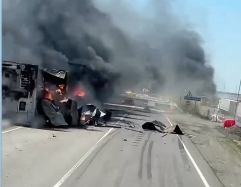 MiddleStrike_BurningTruck_01.png MiddleStrike_BurningTruck_01.png