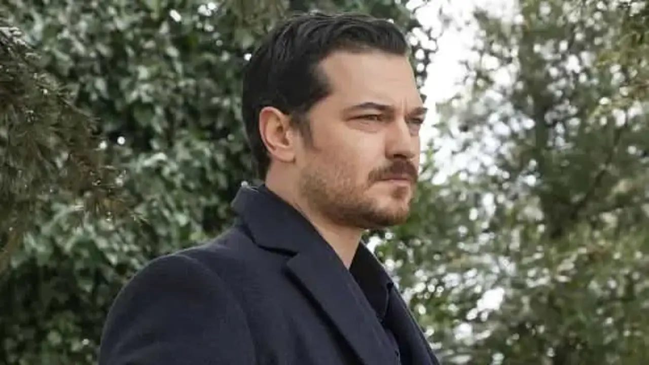 Eşref Rüya dizisinde Çağatay Ulusoy’un canlandırdığı karakter, yeşillikler arasında dururken uzaklara bakıyor