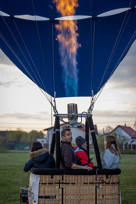 La Parada Baloanelor cu Aer Cald desfășurată în weekend la Brașov au venit echipaje și cluburi din Cluj, Câmpul Cetății (Mureș) și Botoșani. Dar, dincolo de nume și locuri, ceea ce s-a văzut pe teren a fost o comunitate.