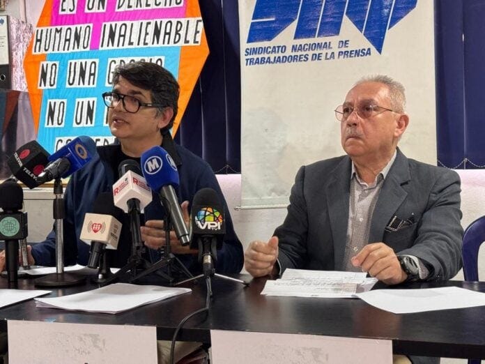 El secretario general del SNTP, Marco Ruiz, (izquierda) ofreció una rueda de prensa junto al García (derecha)