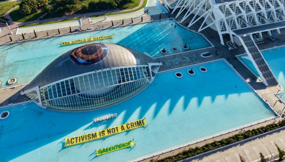 Greenpeace despliega un enorme ojo en el Hemisfèric de Valencia con el mensaje “El mundo está observando” en defensa de los activistas acusados en el caso Sagunto Greenpeace despliega un enorme ojo en el Hemisfèric de Valencia con el mensaje “El mundo está observando” en defensa de los activistas acusados en el caso Sagunto