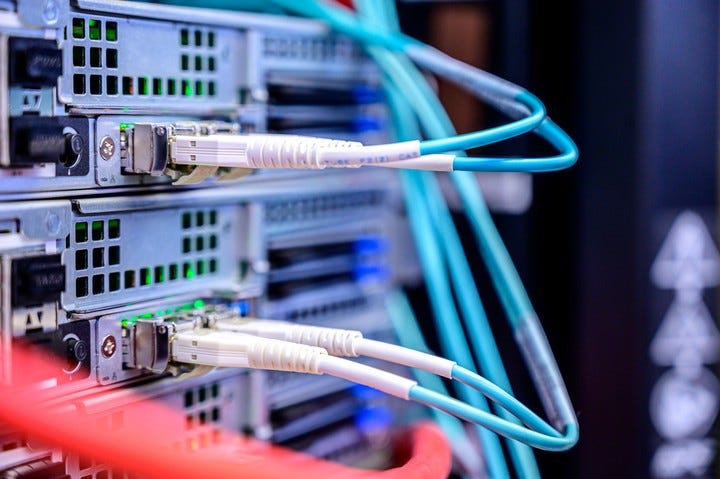 Cables, switches y computadoras: el desafío de que la información circule y no caiga en un loop. Foto Pexels Cables, switches y computadoras: el desafío de que la información circule y no caiga en un loop. Foto Pexels