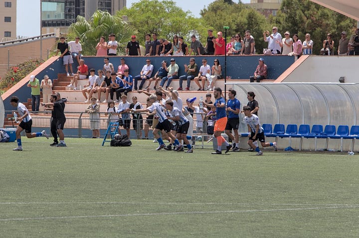 Gaspar Campillo siendo manteado por sus jugadores en una foto y el banquillo saliendo a correr en la otra