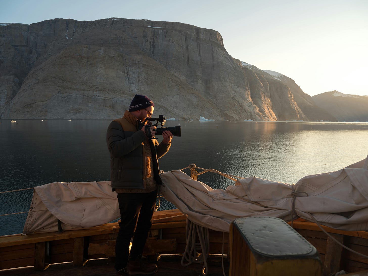 Cameraman à bord d'un bateau Cameraman à bord d'un bateau