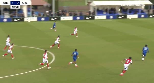 Une image contenant herbe, compétition sportive, sport, joueur de foot

Le contenu généré par l’IA peut être incorrect.