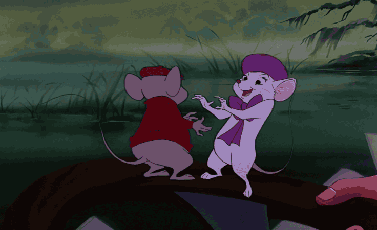 Gif da "Bianca e Bernie" con i due topini vestiti, uno con maglioncino rosso e basco, l'altra con sciarpa e cappellino viola, mentre si abbracciano. Sono in piedi sulla prua di una barca che sta muovendosi verso sinistra dentro una palude.
