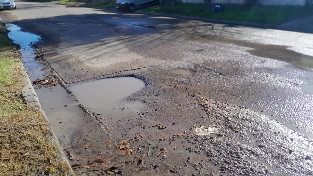 Vecinos del barrio Km 5 reclaman por una pérdida de agua y el faltante del servicio