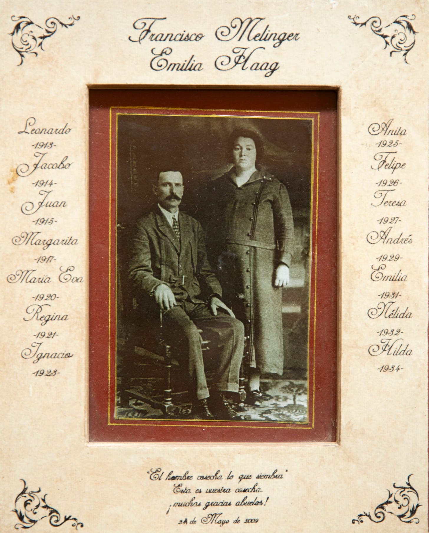 Entre los mil portarretratos que hay en la casa de Dotto, hay uno de sus abuelos Francisco Melinger y Emlia Haag. La imagen está rodeada por los nombres de sus 15 hijos. Cuenta Dotto: "Yo vengo de una familia que se hizo de abajo. Con mi abuelo Francisco, ruso alemán, y mi abuela Emilia, alemana del Volga, que vivían en el campo. Educaron 15 hijos, sanos, hombres y mujeres de laburo. Gracias a una persona de la alta sociedad de Bahía Blanca que les prestó una casa, se mudaron a la ciudad. Mi abuela cocía para las señoras paquetas de Bahía Blanca. Y su casa ahora es un restaurante, al que fui a comer alguna vez, con mucha emoción". Entre los mil portarretratos que hay en la casa de Dotto, hay uno de sus abuelos Francisco Melinger y Emlia Haag. La imagen está rodeada por los nombres de sus 15 hijos. Cuenta Dotto: "Yo vengo de una familia que se hizo de abajo. Con mi abuelo Francisco, ruso alemán, y mi abuela Emilia, alemana del Volga, que vivían en el campo. Educaron 15 hijos, sanos, hombres y mujeres de laburo. Gracias a una persona de la alta sociedad de Bahía Blanca que les prestó una casa, se mudaron a la ciudad. Mi abuela cocía para las señoras paquetas de Bahía Blanca. Y su casa ahora es un restaurante, al que fui a comer alguna vez, con mucha emoción".