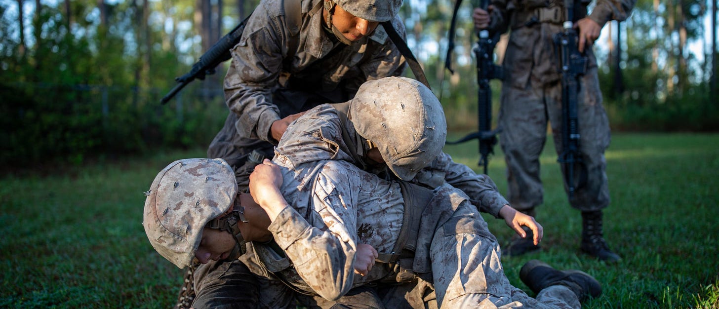 Recrutas do Corpo de Fuzileiros Navais dos EUA evacuam um recruta ferido simulado durante um exercício de treinamento Crucible em 24 de março de 2022 em Parris Island, Carolina do Sul. Os recrutas passam pelo exercício de 54 horas na 10ª semana de seu treinamento básico de 12 semanas com exercícios físicos e mentais, pouco sono e com alimentação mínima, seguido por uma cerimônia onde recebem seu prêmio Eagle, Globe e Anchor antes de se formarem no Corpo de Fuzileiros Navais. (Foto de Robert Nickelsberg/Getty Images) Recrutas do Corpo de Fuzileiros Navais dos EUA evacuam um recruta ferido simulado durante um exercício de treinamento Crucible em 24 de março de 2022 em Parris Island, Carolina do Sul. Os recrutas passam pelo exercício de 54 horas na 10ª semana de seu treinamento básico de 12 semanas com exercícios físicos e mentais, pouco sono e com alimentação mínima, seguido por uma cerimônia onde recebem seu prêmio Eagle, Globe e Anchor antes de se formarem no Corpo de Fuzileiros Navais. (Foto de Robert Nickelsberg/Getty Images)