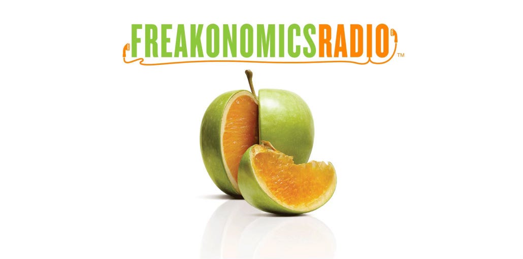 Artwork van de podcast 'Freakonomics Radio'. Bovenaan staat de tekst 'FREAKONOMICS RADIO' in groene en oranje letters. Onder de tekst is een groene appel te zien die in tweeën is gesneden, waarbij het vruchtvlees verrassend genoeg een oranje sinaasappel is.