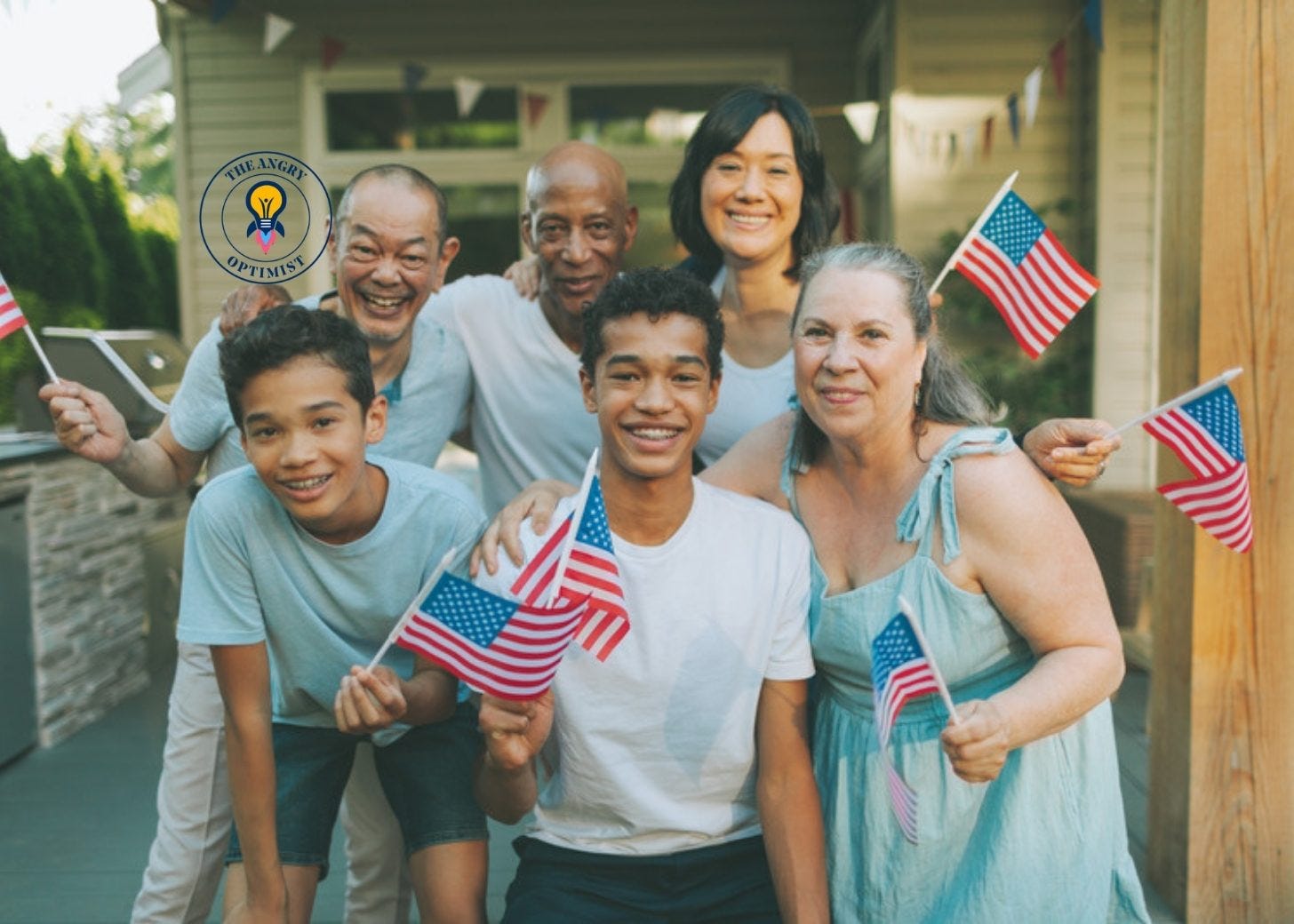 En familj med amerikanska flaggor En familj med amerikanska flaggor
