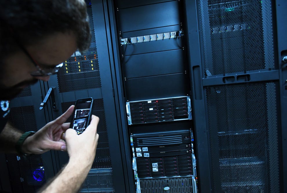 Abaporu, o cluster ‘devorador de dados’ que entra para a história. Supercomputador da Unicamp é apresentado a patrocinadores e convidados e ganha placa de inauguração