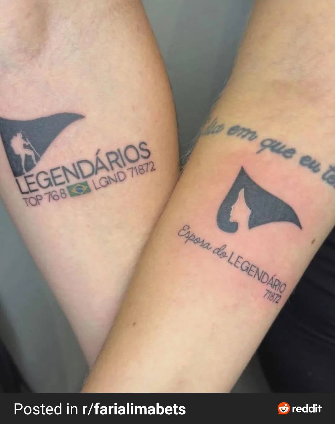 Foto de dois braços tatuados. No do homem, tem uma bandeira com a silhueta de um montanhista e escrito Legendários, top 768. No braço da mulher, a mesma "bandeira" vira a silhueta de uma moça de cabelo esvoaçante e embaixo está escrito Esposa do Legendário 