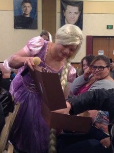 Osric gives fans birthday cupcakes