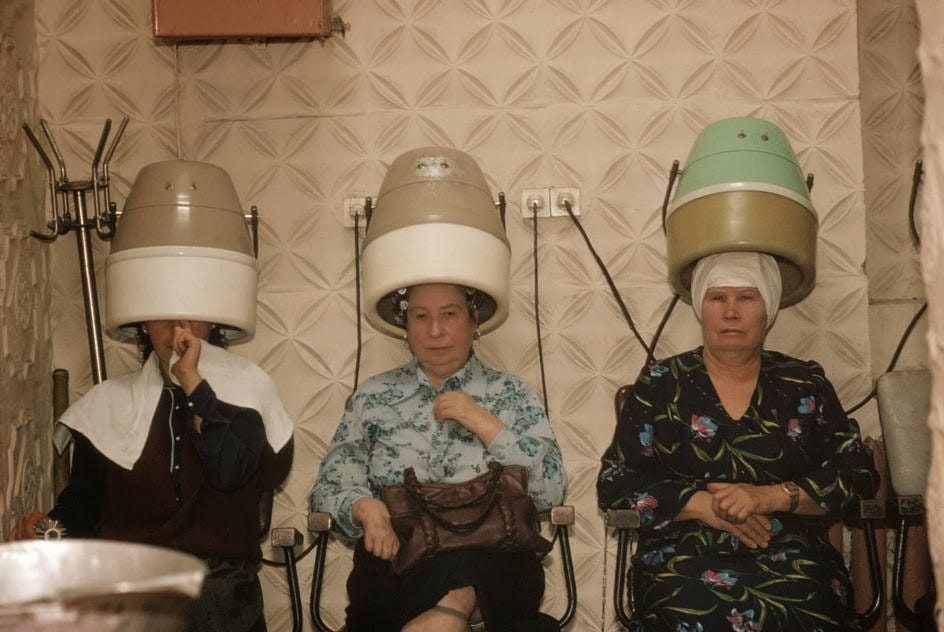A moment in a Chernivtsi hair salon, revealing everyday routines. A moment in a Chernivtsi hair salon, revealing everyday routines.
