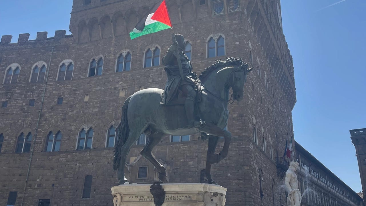Firenze, la bandiera della Palestina sulla statua davanti a Palazzo ...