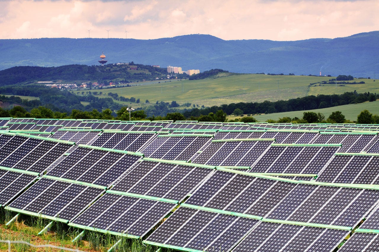Paneles solares en un campo