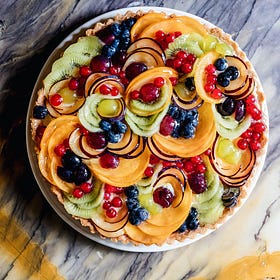 Una crostata di frutta fresca di stagione