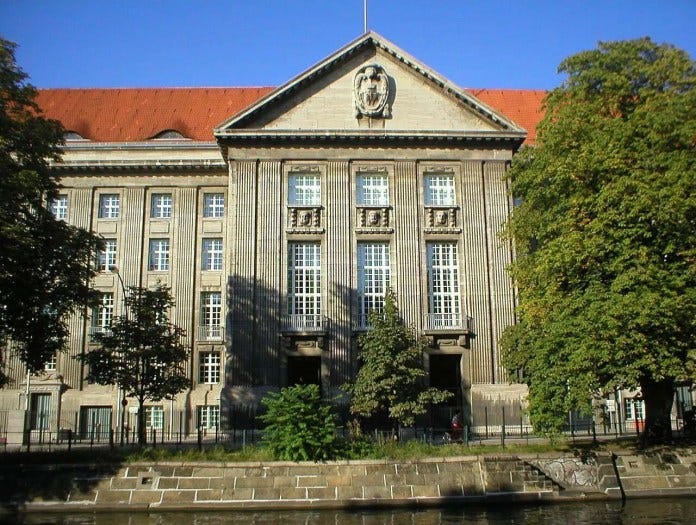 Det tyske forsvarsdepartementet i Berlin, fotografert av Jcornelius i 2005. Lisens CC BY-SA 3.0.
