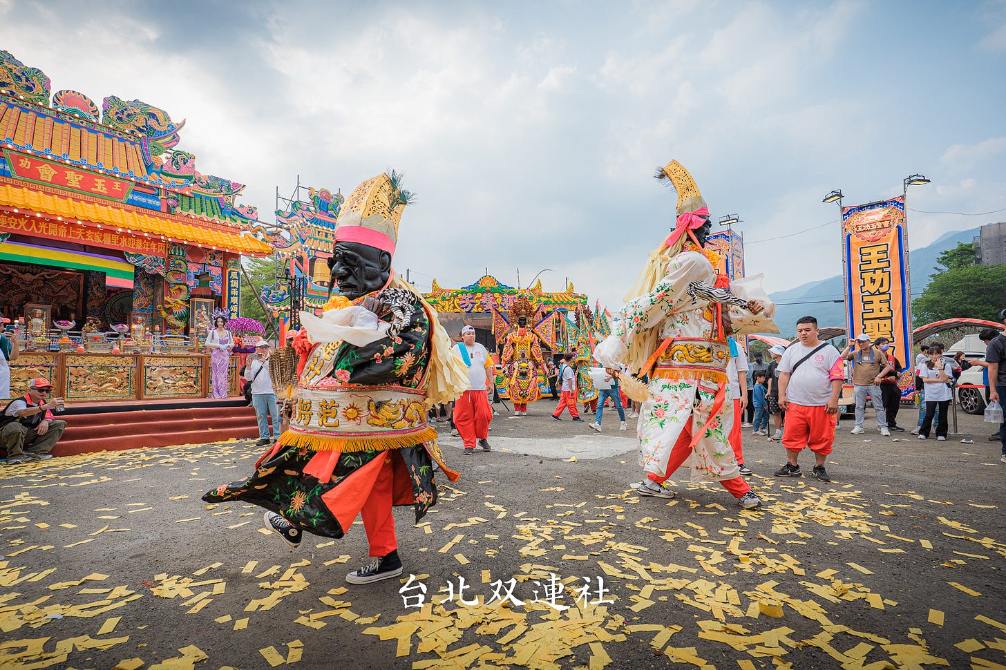 可能是一或多人、寺廟和文字的圖像