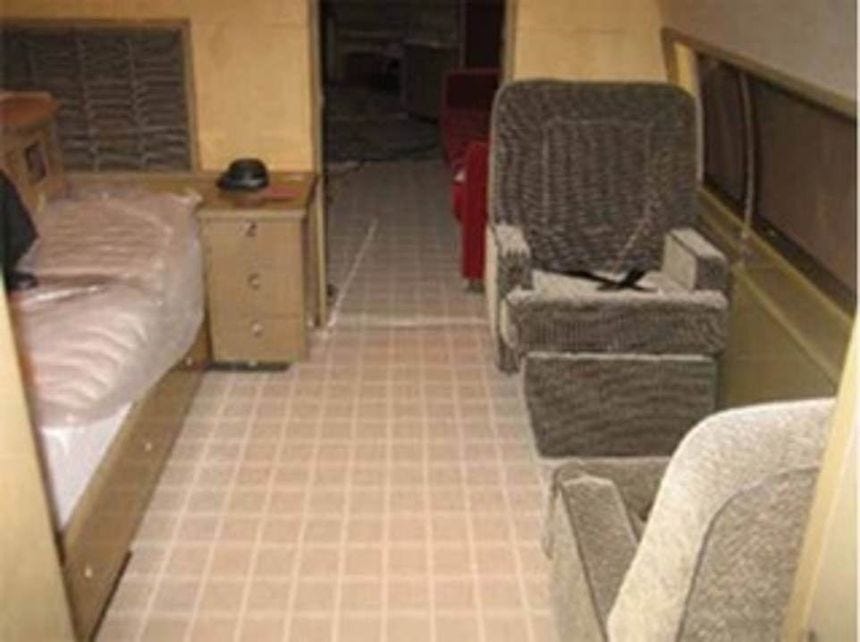 Epstein's silver and black Boeing 727 airliner - dubbed the 'Lolita Express' - carried prominent passengers including President Bill Clinton and British royal Prince Andrew Το ασημί και μαύρο αεροσκάφος Boeing 727 του Έπσταϊν - που ονομάστηκε «Lolita Express» - μετέφερε εξέχοντες επιβάτες, συμπεριλαμβανομένου του προέδρου Μπιλ Κλίντον και του Βρετανού βασιλικού πρίγκιπα Άντριου