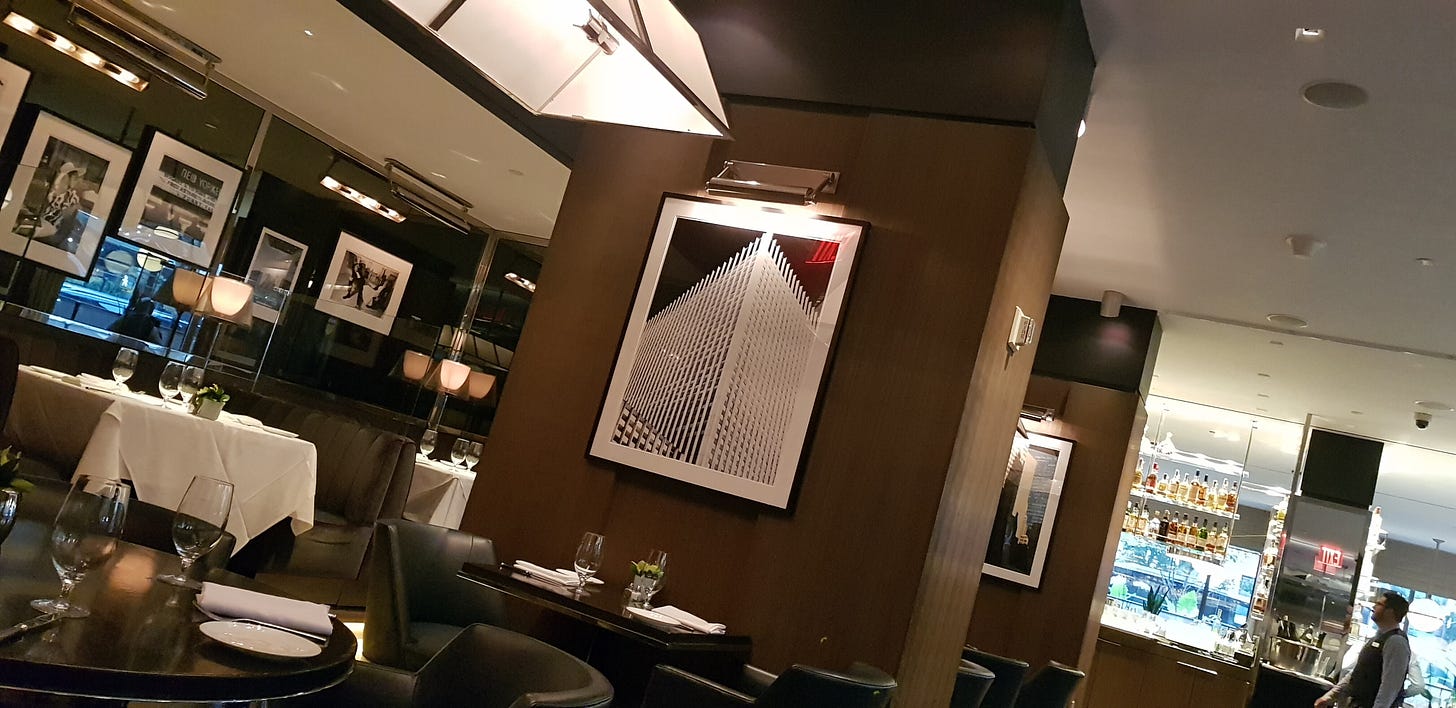 餐廳牆面上掛著一幅高樓風景畫 餐廳牆面上掛著一幅高樓風景畫