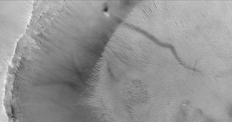 Svart-hvitt-fotografi av en støvvirvel på Mars, tatt av Mars Global Surveyor. Brukt som illustrasjon til et essay om Kants deontologi og motsetningen mellom naturlover og frihetslover på exphilnerd for ExPhil-studenter. Svart-hvitt-fotografi av en støvvirvel på Mars, tatt av Mars Global Surveyor. Brukt som illustrasjon til et essay om Kants deontologi og motsetningen mellom naturlover og frihetslover på exphilnerd for ExPhil-studenter.