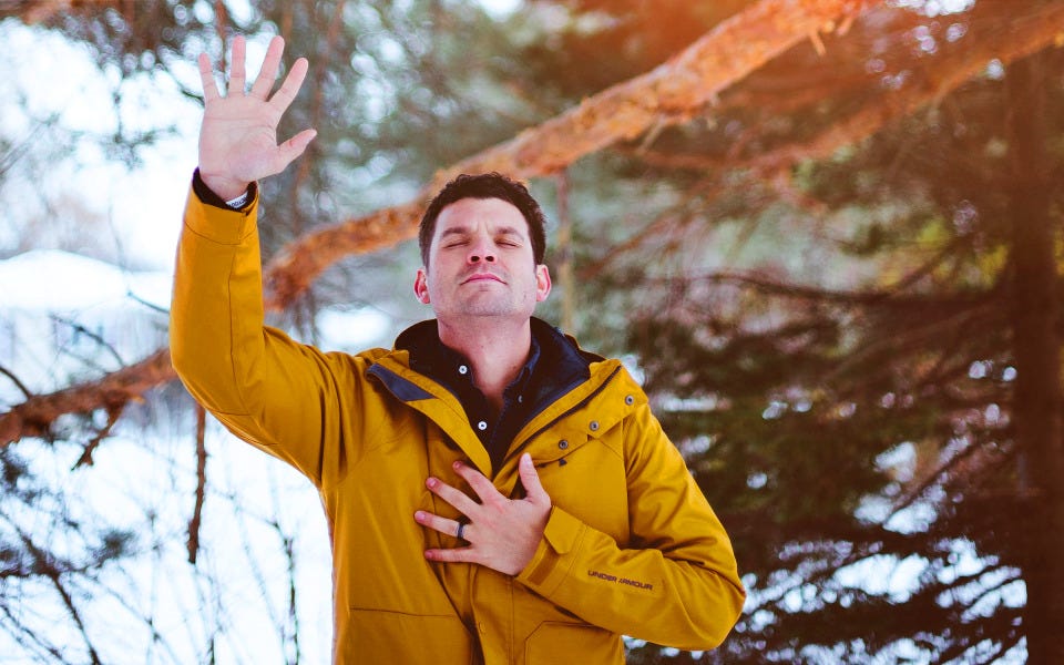 Homme main sur le coeur dans la nature Homme main sur le coeur dans la nature